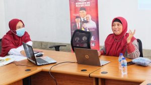 Kepala Badan BKPK UPI Yusi Riksa Yustiana memberikan pembekalan kepada penerima Beasiswa IKA UPI di Sekretariat IKA UPI, Kampus Bumi Siliwangi, Jalan Setiabudhi, Kota Bandung, 11 Januari 2023.